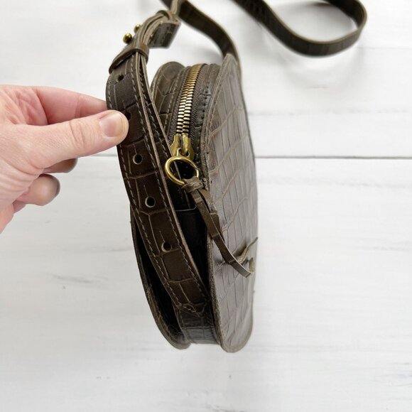 Madewell The Simple Circle Crossbody Croc Embossed Leather Edition in Asparagus - Picture 6 of 10